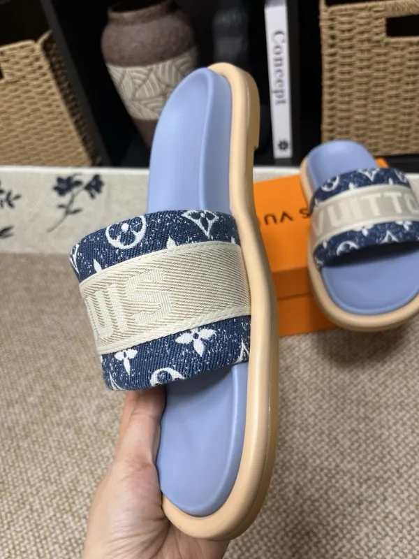 P320💰[New model] Long-term availability, 2025 new model, couple model [LOUlS VUlTTON] comes with drawer box, bag, card, invoice "Louis Vuitton ~ unique modern sandals. 》LV counter purchasing 🏃Men's and women's casual slippers, sold at the same time at the counter, the original old flower material upper is soft and comfortable, (refuses to discolor and rub the feet) sole: original factory special combination original sole, code number: 35--46 4 multiple colors 🉑️ to choose from